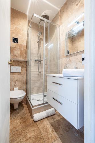 une salle de bain avec une douche, un lavabo et des toilettes dans l'établissement 1 GAUTIER 501 - Studio boheme - Quartier du port, à Nice