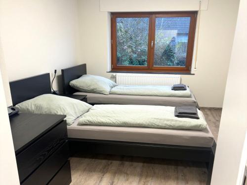 Ένα ή περισσότερα κρεβάτια σε δωμάτιο στο Geräumige Apartments mit Garten
