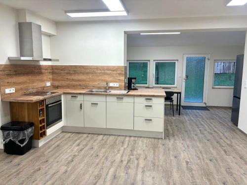 Η κουζίνα ή μικρή κουζίνα στο Geräumige Apartments mit Garten