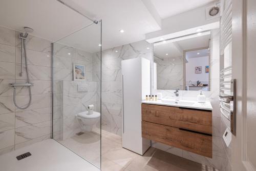 une salle de bain avec une douche, des toilettes et un lavabo dans l'établissement 1 LONGCHAMP - Joli appartement - Carre d Or - Climatise, à Nice