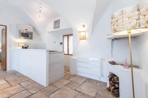 - une cuisine avec une cheminée au milieu d'une pièce dans l'établissement 1 SALEYA LOT 2 - Au coeur du Vieux Nice - 1min de la Plage, à Nice