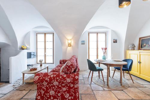 un salon avec un canapé rouge et une table dans l'établissement 1 SALEYA LOT 2 - Au coeur du Vieux Nice - 1min de la Plage, à Nice