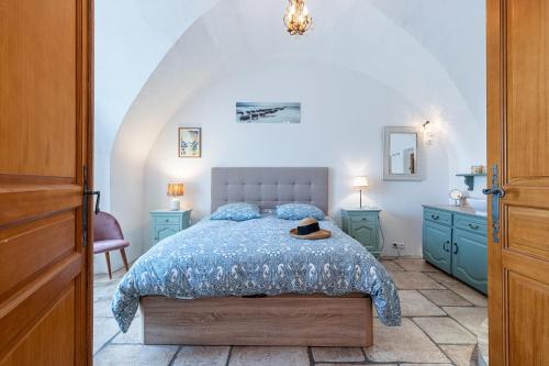 une chambre avec un lit avec une couette bleue dans l'établissement 1 SALEYA LOT 2 - Au coeur du Vieux Nice - 1min de la Plage, à Nice