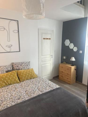 - une chambre avec un lit, une commode et une porte dans l'établissement Maison chaleureuse bord de mer, à Plérin