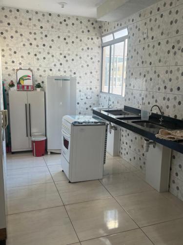 a kitchen with white appliances and a counter top at Próx Arpt Confins, 15MIN BH Centro, Cid Galo , Mega Space in Vespasiano