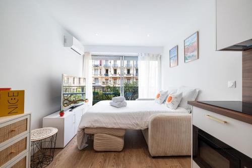 une petite chambre avec un lit et une fenêtre dans l'établissement 10 ORANGERS - Magnifique studio climatise - Les Clementines, à Nice