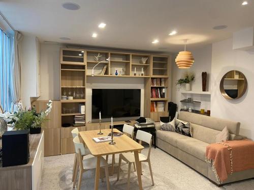 un salon avec un canapé et une table dans l'établissement Calm & Charming Atelier in Paris, à Paris