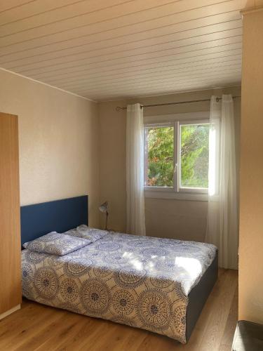 une chambre avec un lit et une fenêtre dans l'établissement Joli Studio Gréoux Les Bains, à Gréoux-les-Bains
