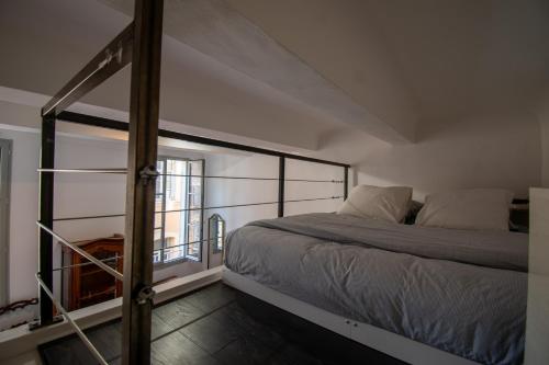 une chambre avec un lit et un balcon dans l'établissement New! Joli T2 mezzanine en centre ville, à Aix-en-Provence
