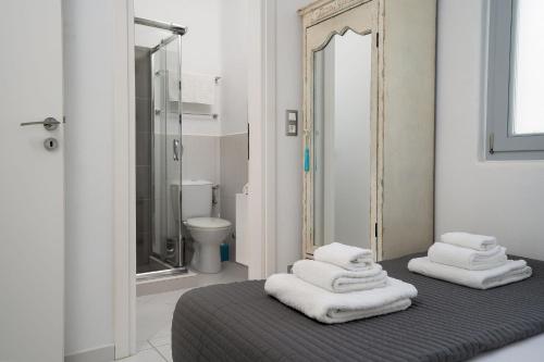 Ένα μπάνιο στο Albion, Cosy Two Storey Apartment, Stelida Naxos