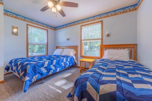 Postel nebo postele na pokoji v ubytování Goshorn Lake #24 - Community pool and lake access