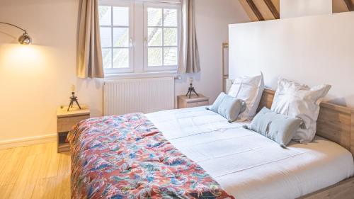 une chambre avec un grand lit avec des draps et des oreillers blancs dans l'établissement Lion's Crown Loft - Hypercentre - 6 pers, à Troyes