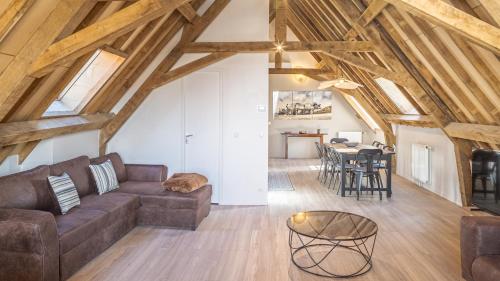 un salon avec un canapé et une table dans l'établissement Lion's Crown Loft - Hypercentre - 6 pers, à Troyes