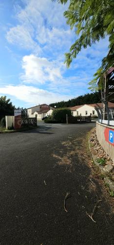 une rue vide avec des bâtiments en arrière-plan dans l'établissement Contact Hôtel Solana, Niort MendesFrance, à Niort