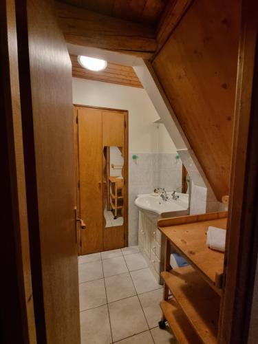 Un baño con lavabo e inodoro en una habitación. en Lou R'bat Pays, en Le Grand-Bornand