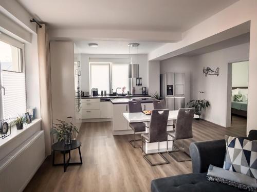 O zonă de relaxare la FeWo Citabria, elegante Wohnung, 2 Schlafzimmer, überdachte Terrasse