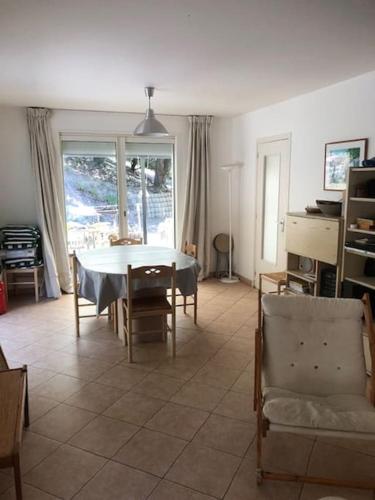 un salon avec une table et des chaises dans l'établissement Maison calme en pleine nature jusqu'à 10 personnes, à Cabrespine