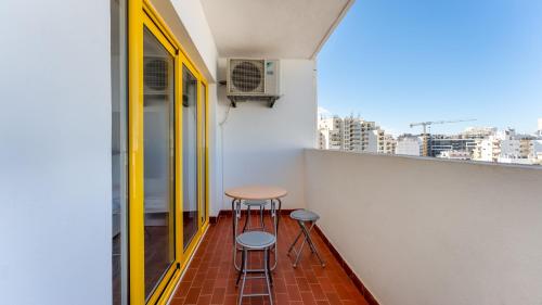 Red Velvet 1 BDR Flat With Balcony by LovelyStay