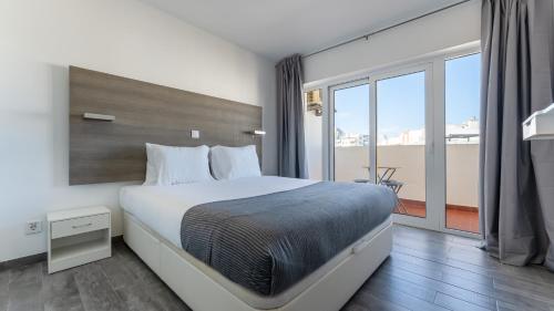 Red Velvet 1 BDR Flat With Balcony by LovelyStay