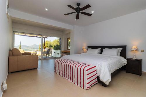 Katil atau katil-katil dalam bilik di Kbel sea view Villa private pool sleeps8 garden