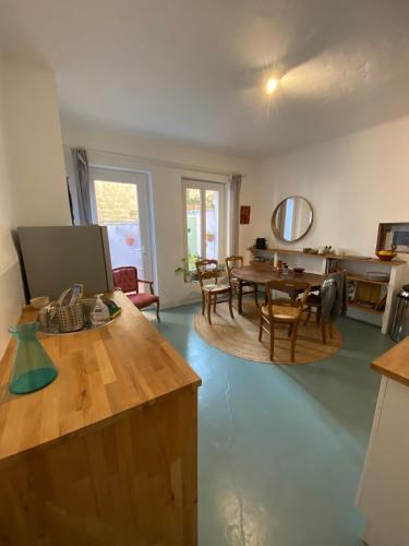 un salon avec une table et une salle à manger dans l'établissement Pretty house in the heart of Avignon, à Avignon