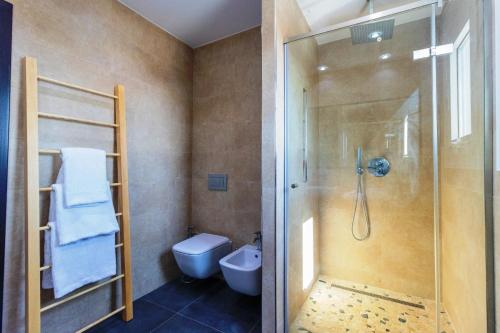 Bilik mandi di Kbel sea view Villa private pool sleeps8 garden