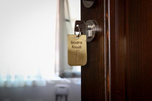 a door with a tag that reads shking koko at Бялата къща in Zlatograd