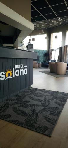 - un tapis llano à l'étage du hall dans l'établissement Contact Hôtel Solana, Niort MendesFrance, à Niort