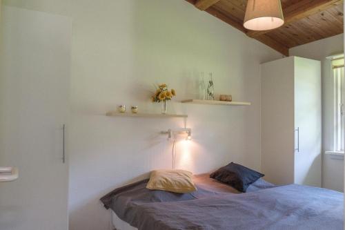 Una cama o camas en una habitación de Awesome Home In Ebeltoft With 3 Bedrooms And Wifi