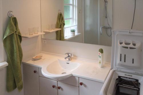 Un baño de Awesome Home In Ebeltoft With 3 Bedrooms And Wifi