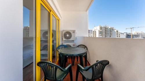 Serene Blue 1 BDR Flat With Balcony by LovelyStay