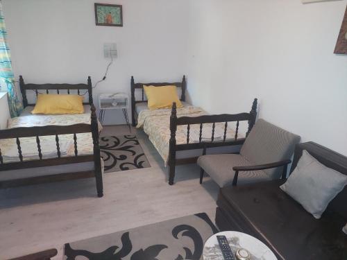Una cama o camas en una habitación de Green