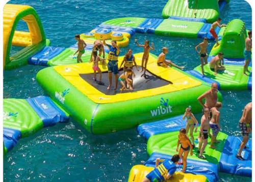 un groupe de personnes sur un toboggan dans l'eau dans l'établissement Longère normande en Pays de Caux, à Grainville-la-Teinturière