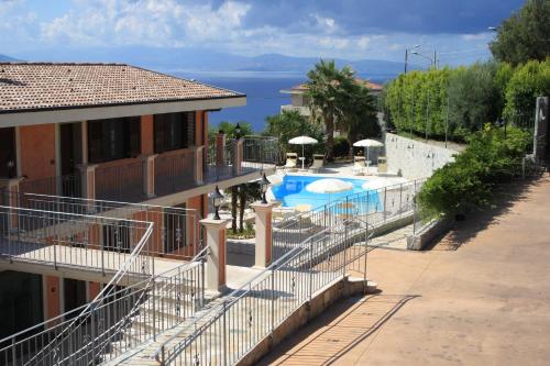 O vedere a piscinei de la sau din apropiere de Residence La Marinella