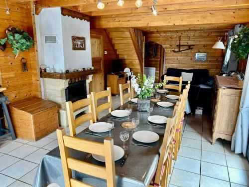une salle à manger avec une table et des chaises dans une cabine dans l'établissement Chalet Le Roncing, à Gérardmer