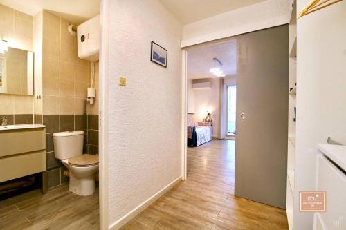 une salle de bain avec toilettes et lavabo dans l'établissement Delyos, climatisation et plage, à Saint-Mandrier-sur-Mer