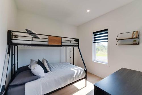 Un dormitorio con una litera y una ventana. en Koselig 854 - 3 chambres - 8 personnes, en Saint-Férréol-les-Neiges
