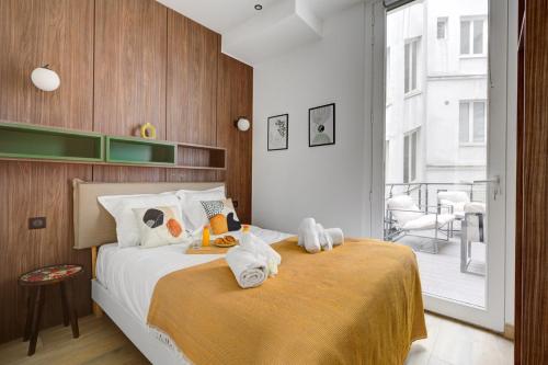 une chambre avec un lit avec des serviettes dessus dans l'établissement Bluestay 290 - Superbe appartement à Paris 17, à Paris
