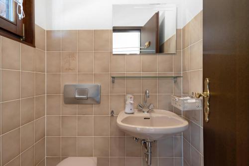 a bathroom with a sink and a mirror at Ferienwohnungen Lindenallee in Morbach