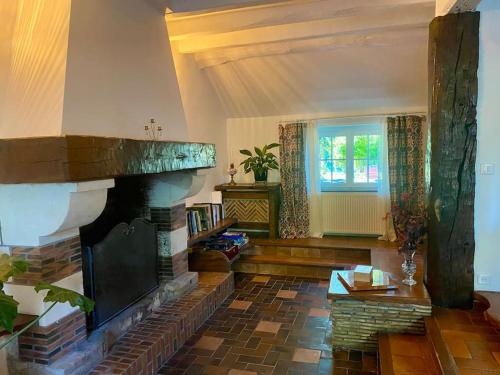 Il comprend un salon doté d'une cheminée en briques et d'une fenêtre. dans l'établissement Maison de famille Les Hirondelles, à Saint-Maurice-sur-Fessard