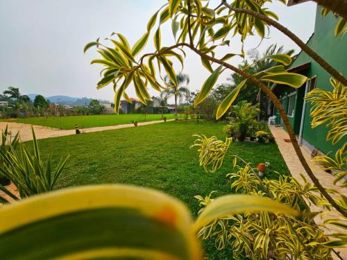 Taman di luar Casa Tonguerê