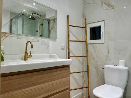 Bilik mandi di Symphonie Gîte Appartement meublé
