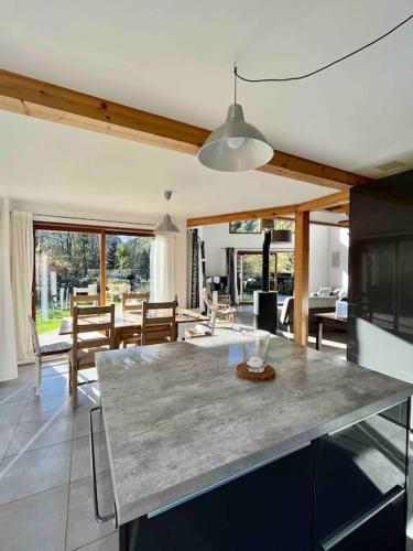 une cuisine et un salon avec une table et des chaises dans l'établissement Maison Blanche, Impressive Chalet, Allemond, Bike, Ski, Hike, à Allemont
