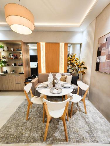 1 Bedroom Apartment in Aeon Towers I City Views I Free Wi-fi, Gym and Poolにあるシーティングエリア