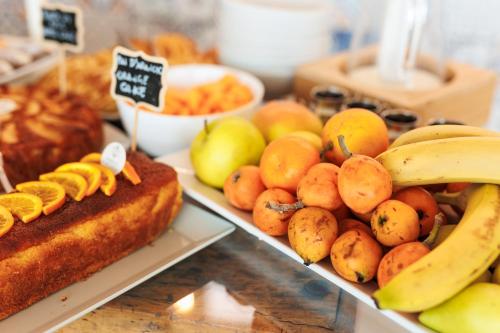 un assortiment de fruits et légumes sur un buffet dans l'établissement Turums B&B, à Castellammare del Golfo
