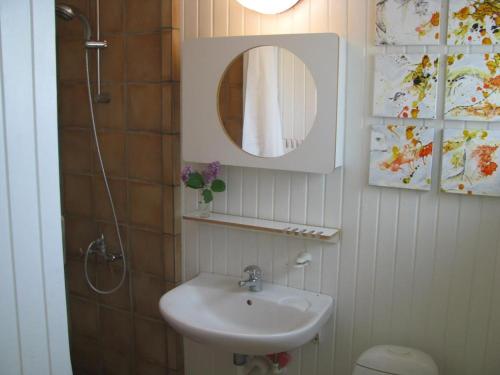 Koupelna v ubytování Awesome Home In Knebel With 3 Bedrooms And Wifi