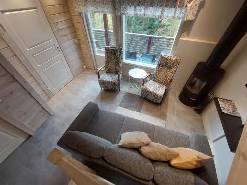 an overhead view of a living room with a couch and chairs at Rinnelehto in Jämsä