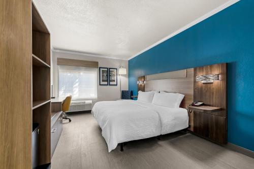 Ένα ή περισσότερα κρεβάτια σε δωμάτιο στο Holiday Inn Express Saint Simons Island by IHG