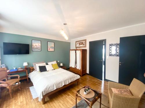 une chambre avec un lit et un salon dans l'établissement Appartement Douarnenez, Treboull hag ar mor, à Douarnenez