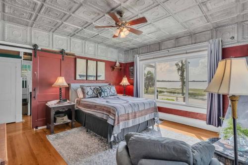 Postel nebo postele na pokoji v ubytování Emerald Anchor Escape